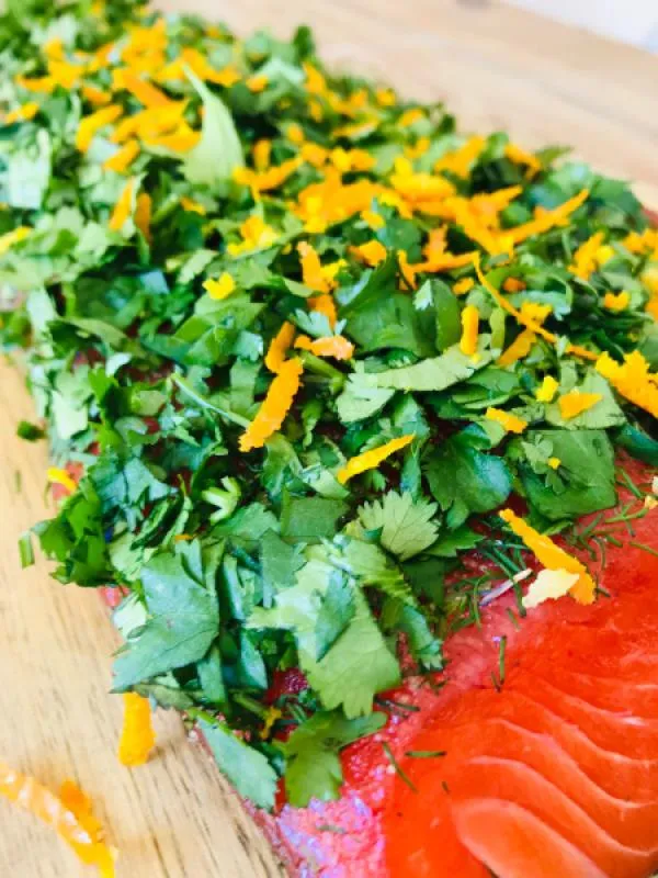 Gebeizte Fjordforelle mit Ingwer, Koriander & Orangenzesten – 1 kg