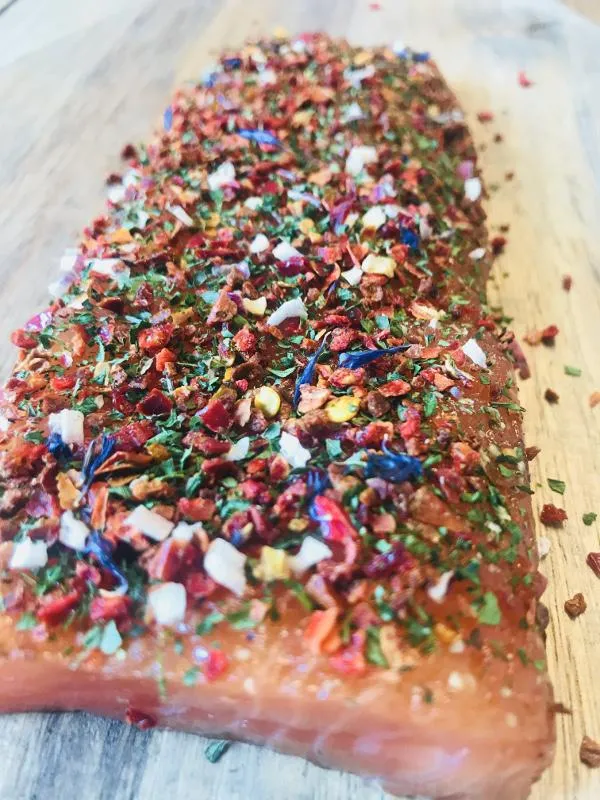 Entdecken Sie unser Graved Loin Deluxe – zarter norwegischer Lachs, traditionell nordisch gebeizt, aromatisch verfeinert mit Paprika, Tomate, Zwiebeln und feinen Kräutern. Frei von Zusatzstoffen.