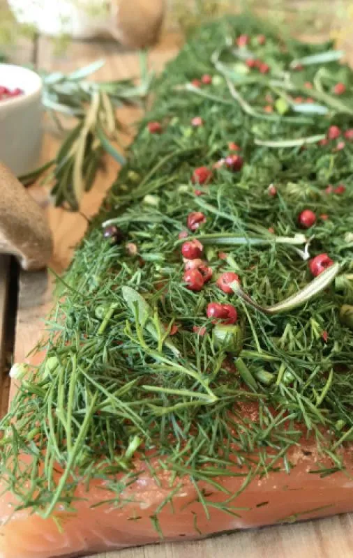 Graved Lachs (gebeizter Lachs) " Alps Forest" mit frischem Dill, Rosmarin und Rosa Beeren 300g