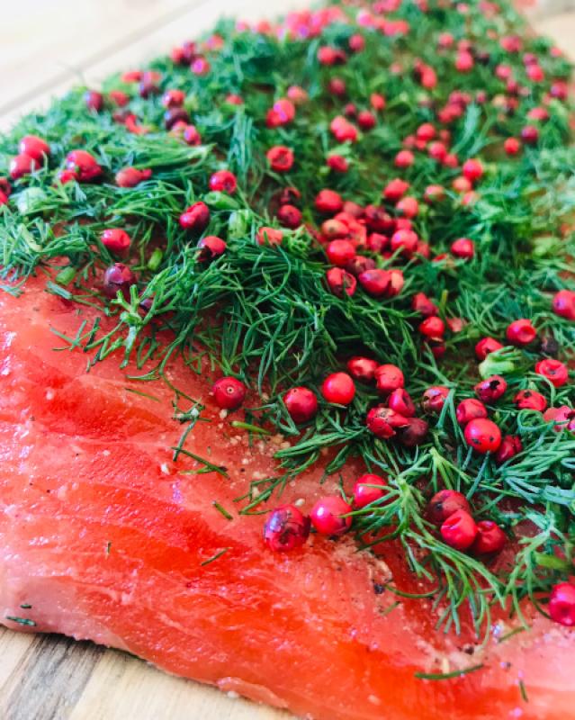 Preview: Premium gravlax with dill and pink peppercorns – tender cured salmon fillet with fresh herbs and a hint of pink pepper.”
