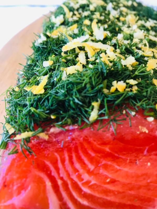 Preview: Lachs gebeizt (Graved) mit Dill und Zitrone