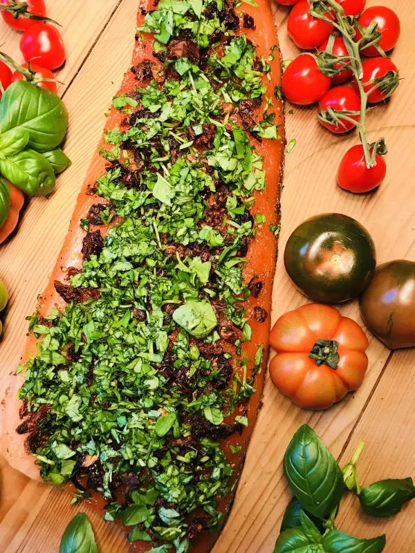 Graved Lachs mit getrocketen Tomaten und frischem Basilikum 1.1 kg