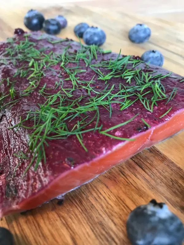 Graved Lachs mit Wildheidelbeeren ( Blaubeeren ) und eine Prise Dill 1.1kg