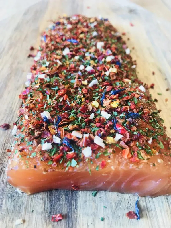 Entdecken Sie unser Graved Loin Deluxe – zarter norwegischer Lachs, traditionell nordisch gebeizt, aromatisch verfeinert mit Paprika, Tomate, Zwiebeln und feinen Kräutern. Frei von Zusatzstoffen.