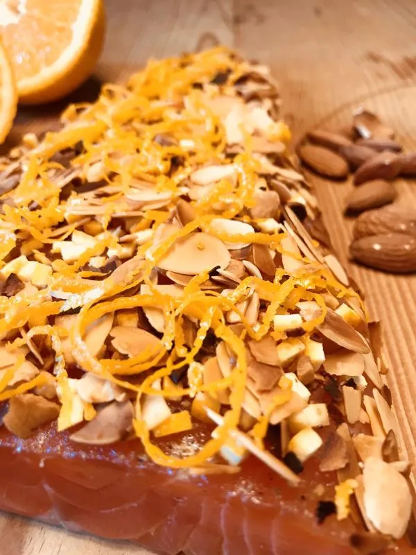 Graved Lachs mit gerösteten Mandeln & Orangenzesten