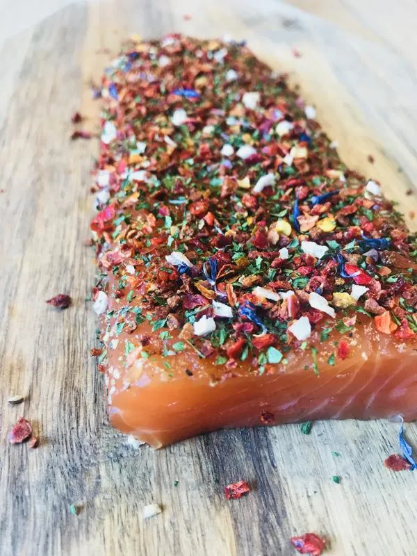 Entdecken Sie unser Graved Loin Deluxe – zarter norwegischer Lachs, traditionell nordisch gebeizt, aromatisch verfeinert mit Paprika, Tomate, Zwiebeln und feinen Kräutern. Frei von Zusatzstoffen.