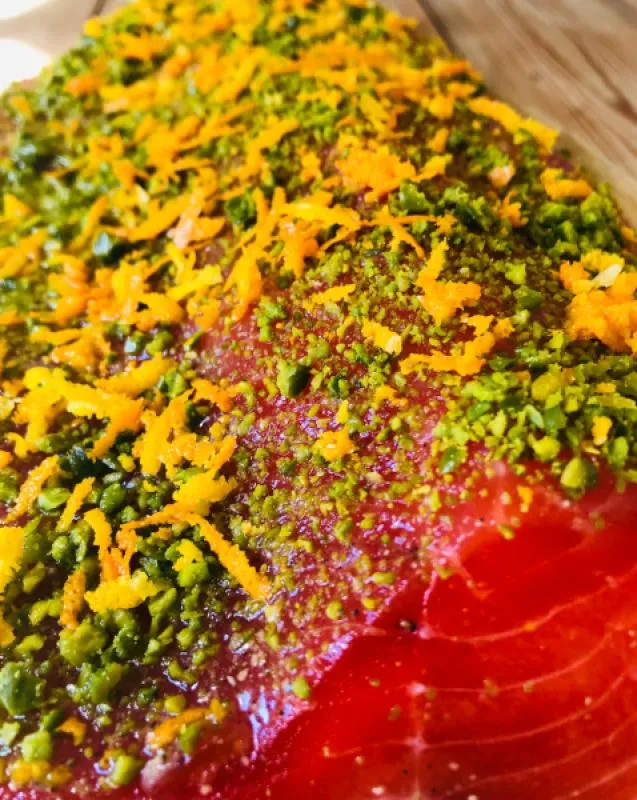 Gebeizte (Graved) Fjordforelle mit Gin, Pistazien und Orangenzesten ca 1 kg