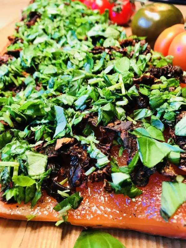 Graved Lachs mit getrocketen Tomaten und frischem Basilikum 1.1 kg