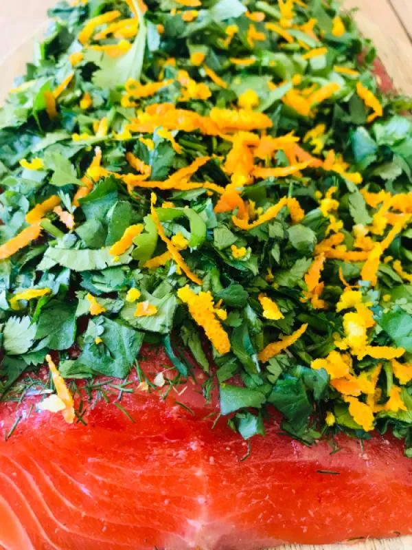 Gebeizte Fjordforelle mit Ingwer, Koriander & Orangenzesten – 1 kg