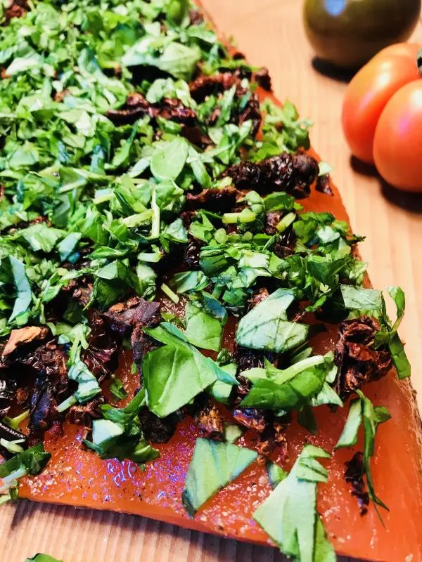 Graved Lachs mit getrocketen Tomaten und frischem Basilikum 1.1 kg