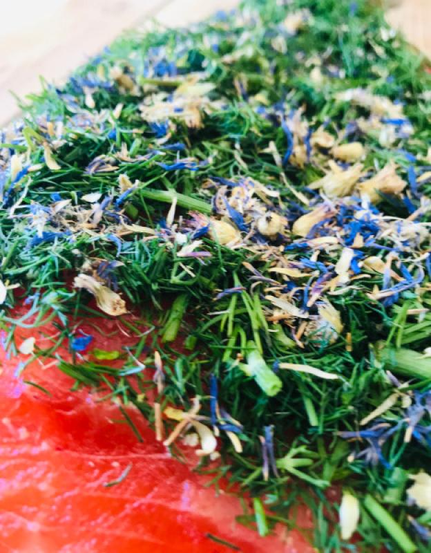 Preview: Feinster gebeizter Lachs ohne Haut – mit Aquavit, frischem Dill, nordischen Gewürzen & Kornblumen. Handveredelt in Hamburg. Jetzt online kaufen!