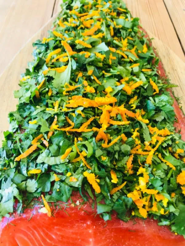 Gebeizte Fjordforelle mit Ingwer, Koriander & Orangenzesten – 1 kg