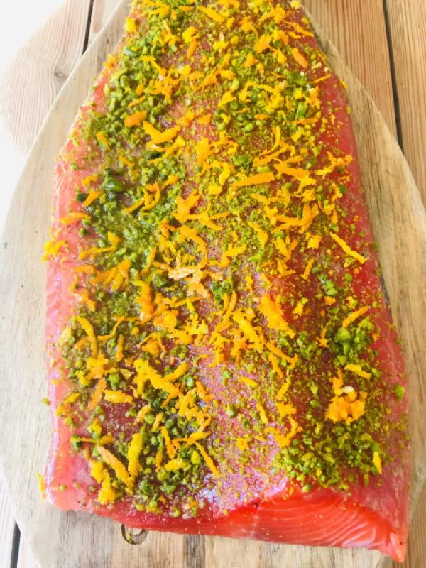Gebeizte (Graved) Fjordforelle mit Gin, Pistazien und Orangenzesten ca 1 kg