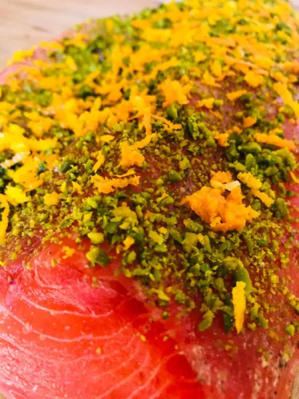 Gebeizte (Graved) Lachsforelle mit Gin, Pistazien und OrangenzestenGebeizte (Graved) Fjordforelle mit Gin, Pistazien und Orangenzesten ca 1 kg