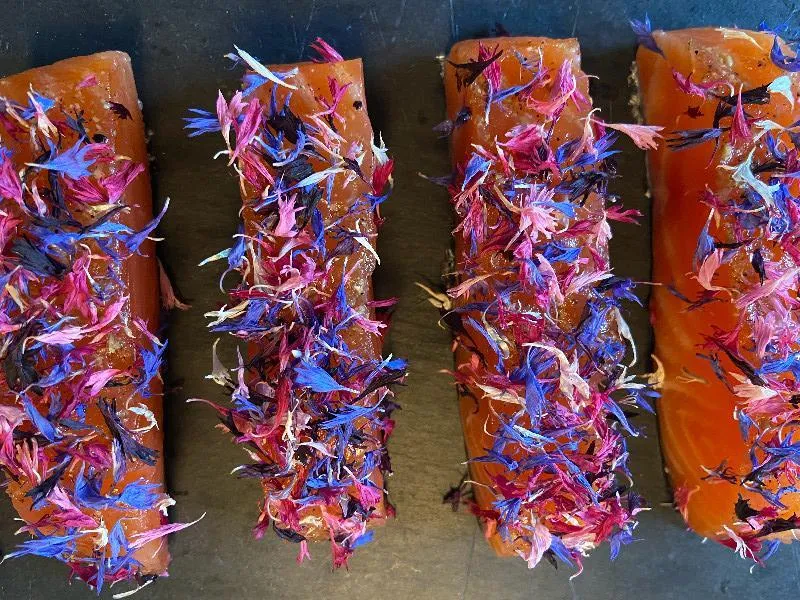 Graved Lachs Alpenblüten mit Kornblumenblüten aus Südtirol – Premium-Lachs trifft alpine Blütenpracht