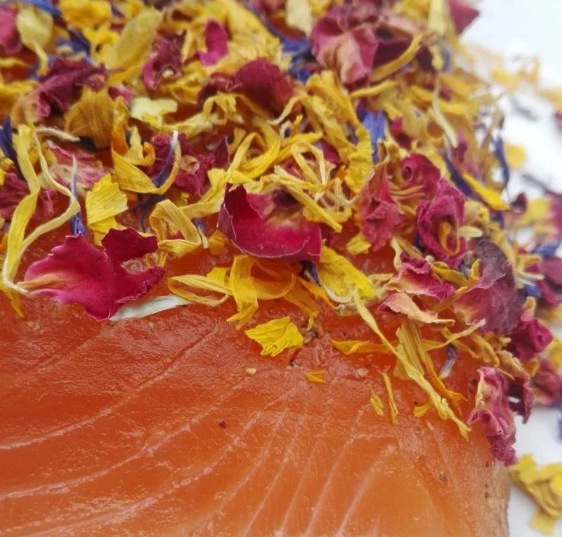 Salmon marinated with flowering mixture