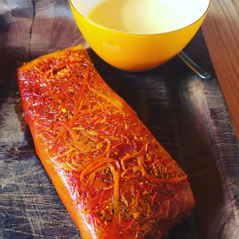 Graved Lachs mit Safran, Safranblüten, spanischen Gewürzen und Orangenzesten