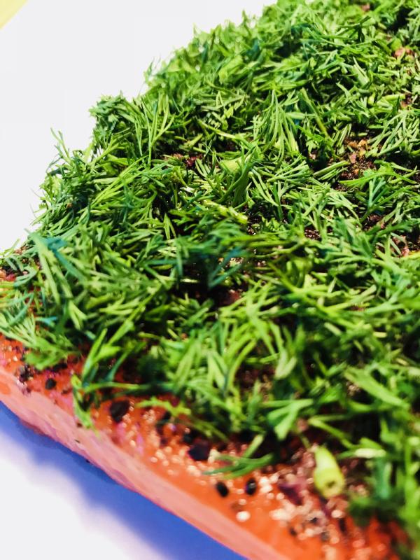 Preview: Frisch gebeizter Graved Lachs mit Dill – Norwegische Premiumqualität