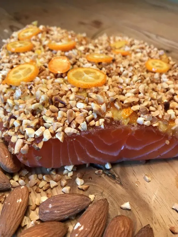 Graved Lachs mit Blut-Orangen-Cointreau, gerösteten Mandeln und Kumquats