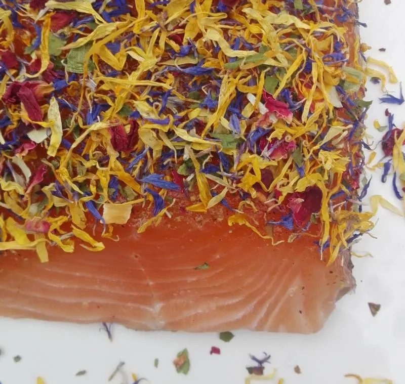 Salmon marinated with blossom mixture