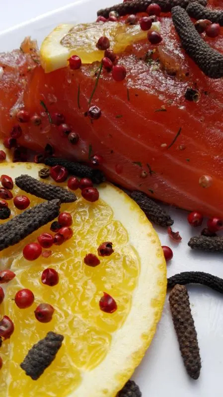 Graved Lachs mit Langpfeffer, Cognac & Orange – Frischer Norwegischer Lachs | Hamburger Fischwerker