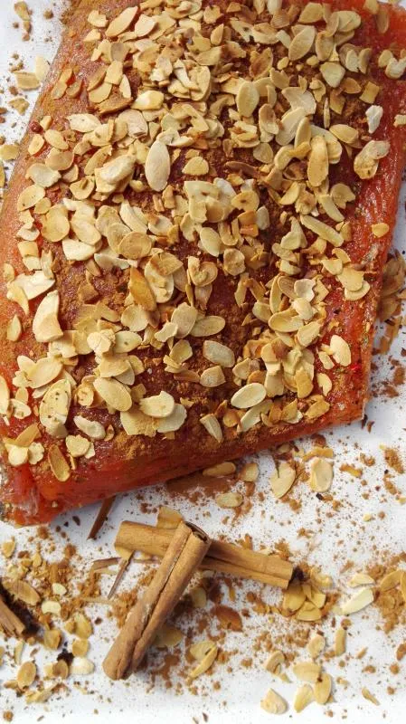 Lachs gebeizt (Graved )mit Zimt und gerösteten Mandeln