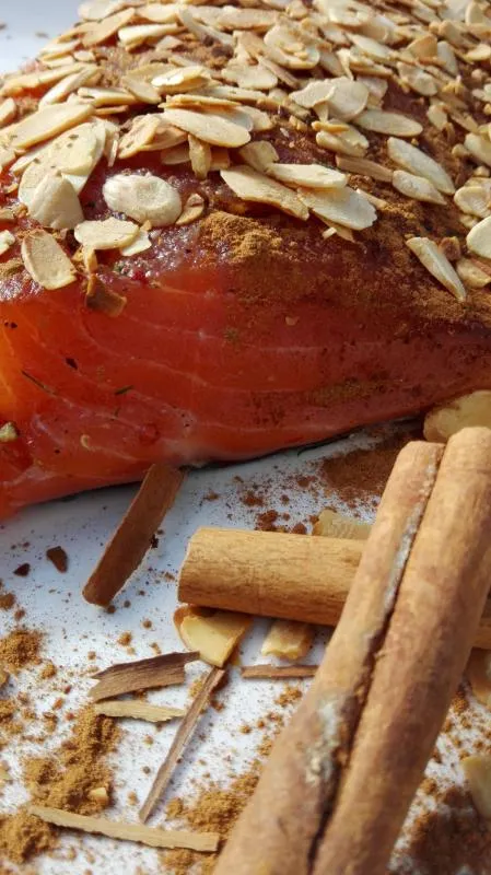 Lachs gebeizt (Graved )mit Zimt und gerösteten Mandeln