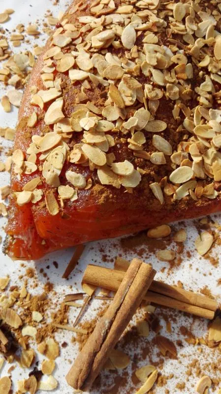 Lachs gebeizt (Graved )mit Zimt und gerösteten Mandeln
