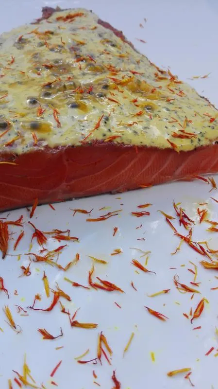 Lachs gebeizt (Graved) mit Maracuja und Safranblüten