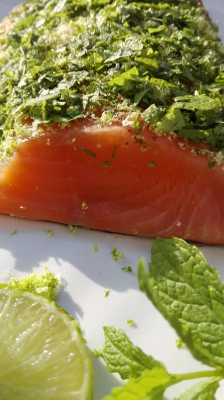 Lachs gebeizt mit Minze und Limette
