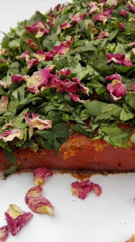 Graved Lachs „Indisch Style“ mit Rosenblüten – nordische Delikatesse mit floraler Note