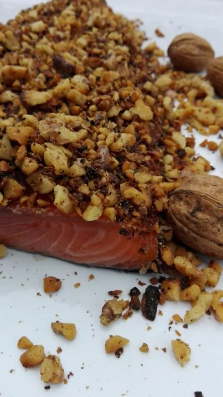 Salmon marinated with roasted walnuts