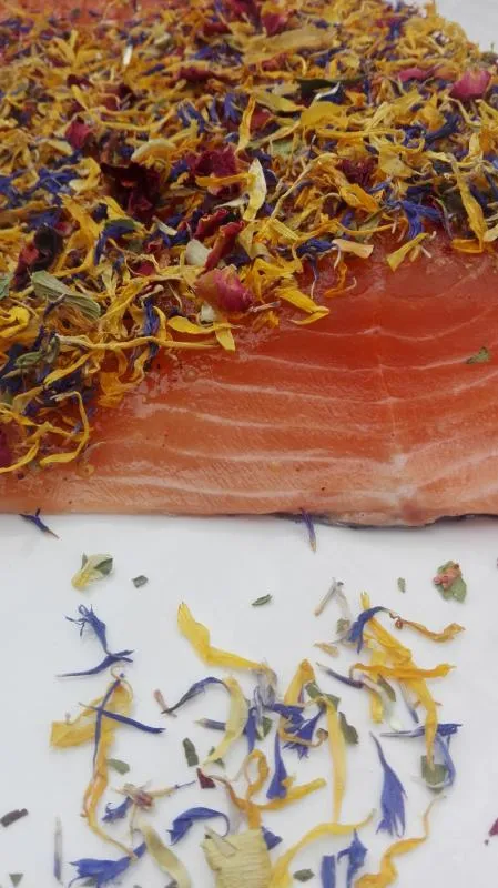 Salmon marinated with blossom mixture " Herb Flowery "