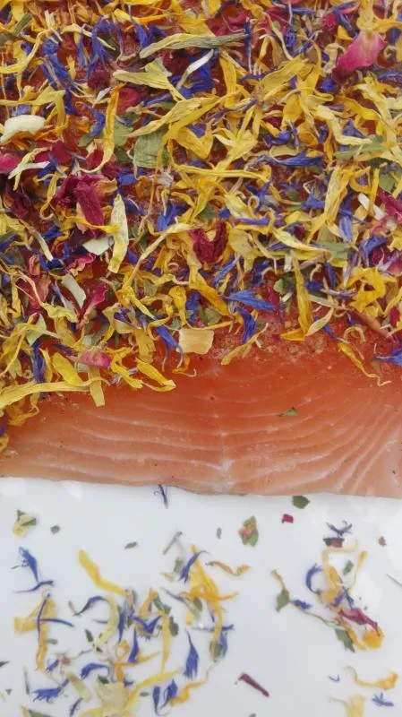 Salmon marinated with blossom mixture