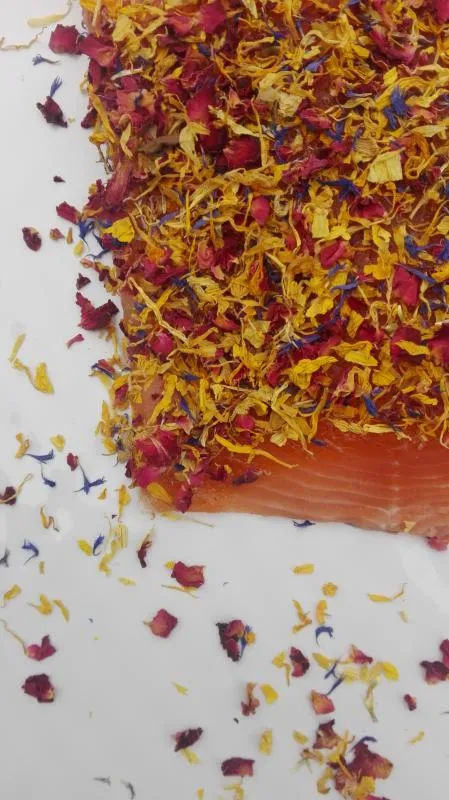 Salmon marinated with blossom mixture