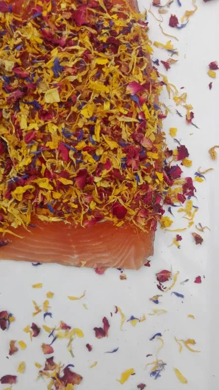 Lachs gebeizt (Graved) mit Blütenmischung