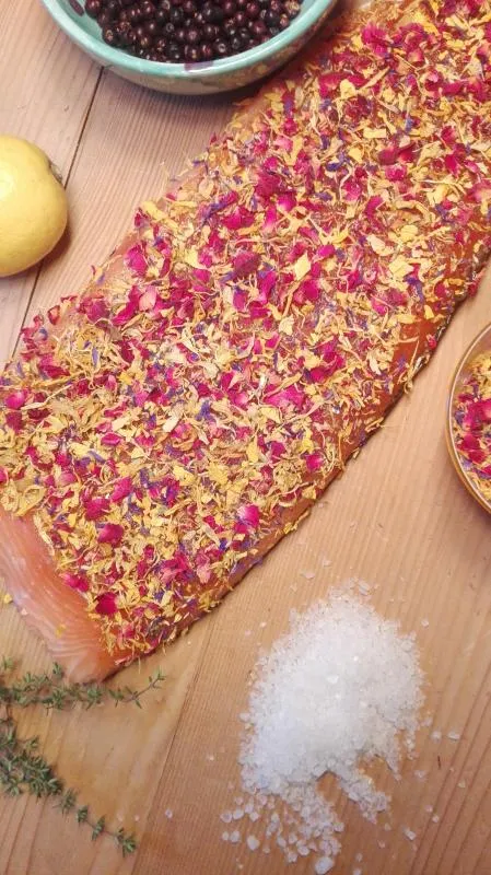 Salmon marinated with blossom mixture " Herb Flowery "