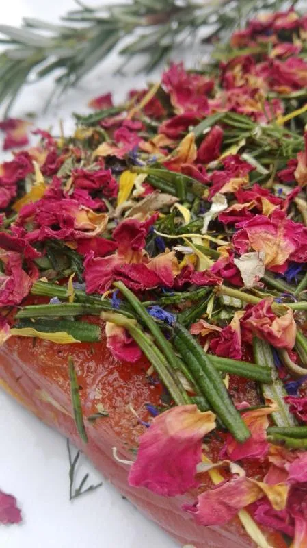 Salmon marinated with rosemary, dill and rose / nanamine