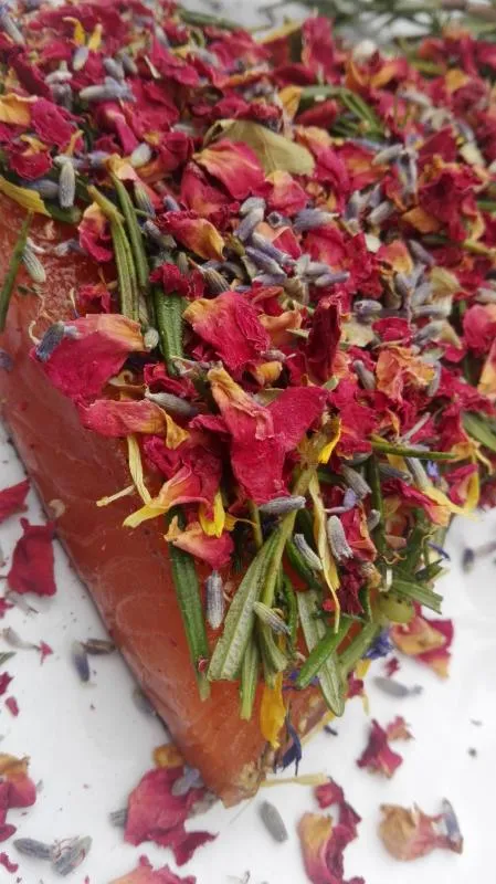 Lachs gebeizt mit Rosmarin, Dill und Rose/Lavendel