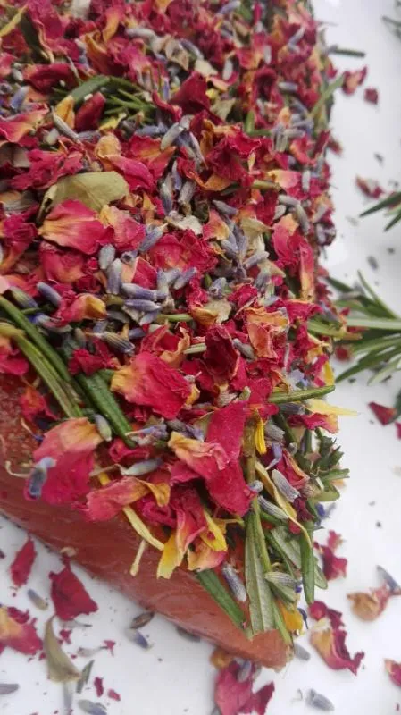 Lachs gebeizt mit Rosmarin, Dill und Rose/Lavendel