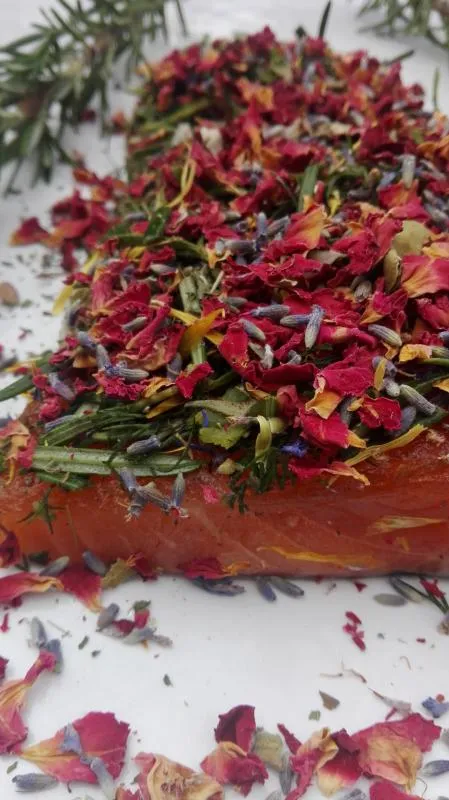 Lachs gebeizt mit Rosmarin, Dill und Rose/Lavendel