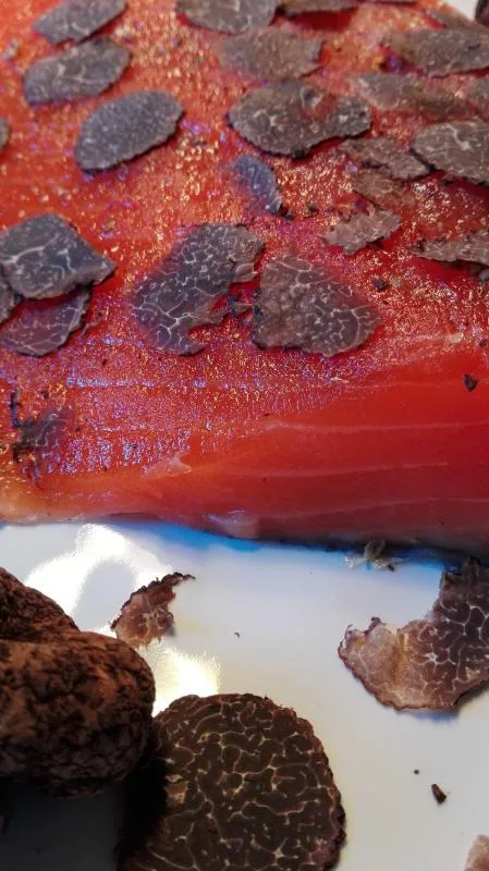 Salmon marinated with Périgord truffle (25 g)