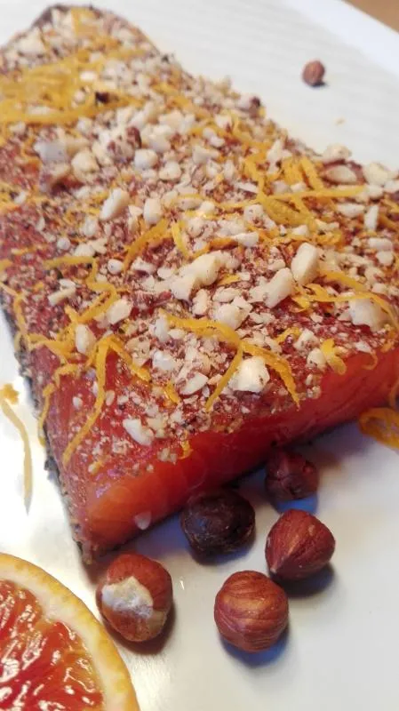 Lachs gebeizt (Graved) mit Zitronenpfeffer, Orange und Haselnuss geröstet