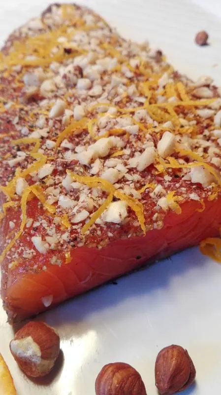 Gebeizter Lachs mit Zitronenpfeffer, Orange & Haselnuss – 300 g