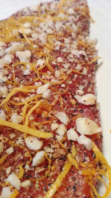 Lachs gebeizt (Graved) mit Zitronenpfeffer, Orange und Haselnuss geröstet