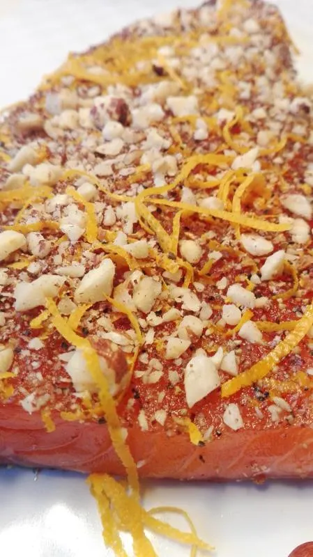Gebeizter Lachs mit Zitronenpfeffer, Orange & Haselnuss – 300 g