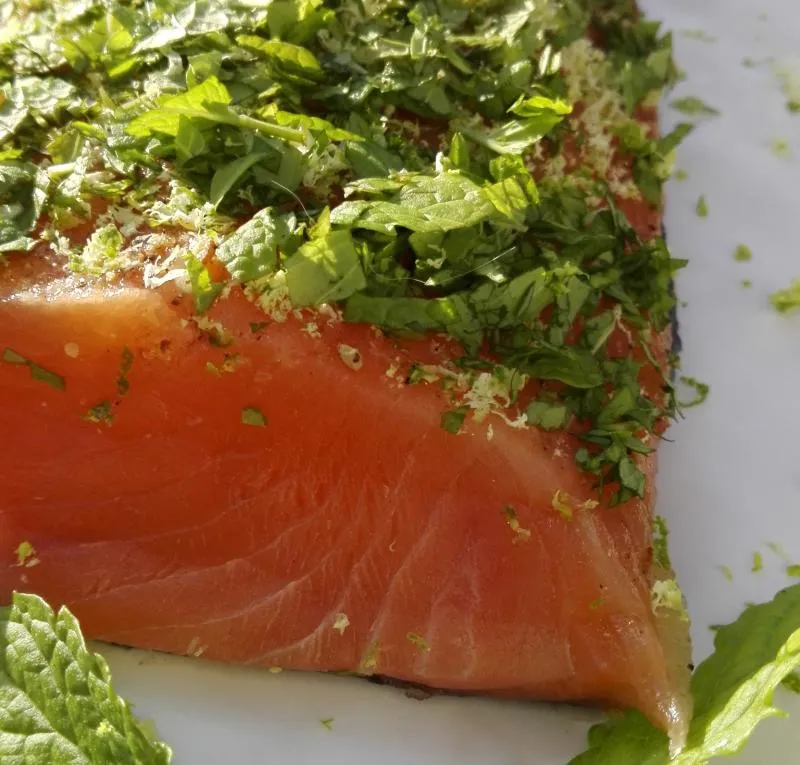 Lachs gebeizt mit Minze und Limette