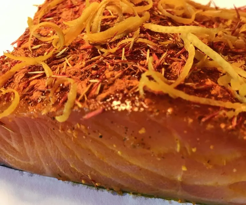 Graved Lachs mit Safran, Safranblüten, spanischen Gewürzen und Orangenzesten