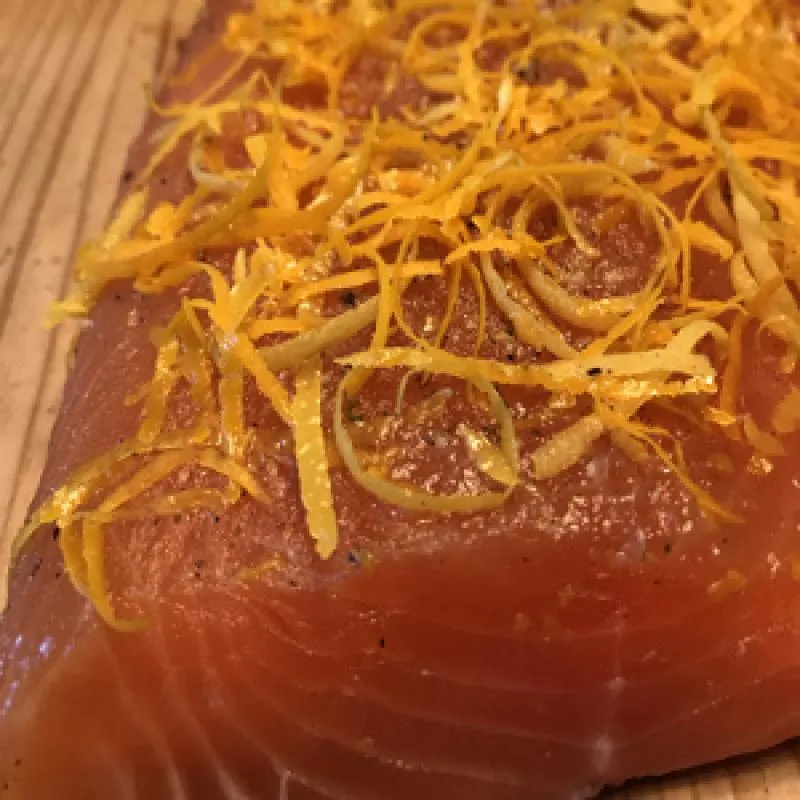 Graved Lachs mit Grappa Nebbiolo – 300 g Zitronen & Orangenzesten