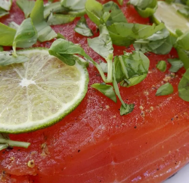 Salmon marinated with basil and lime